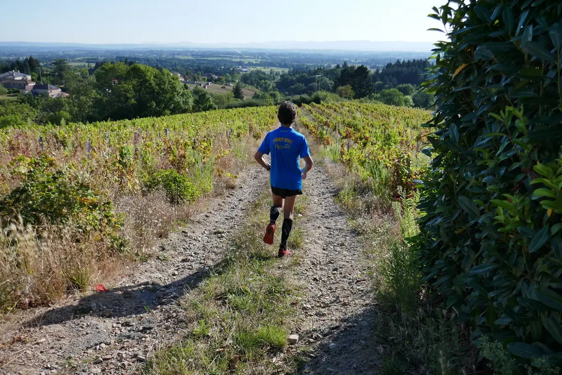 Coureur de dos dans la campagne