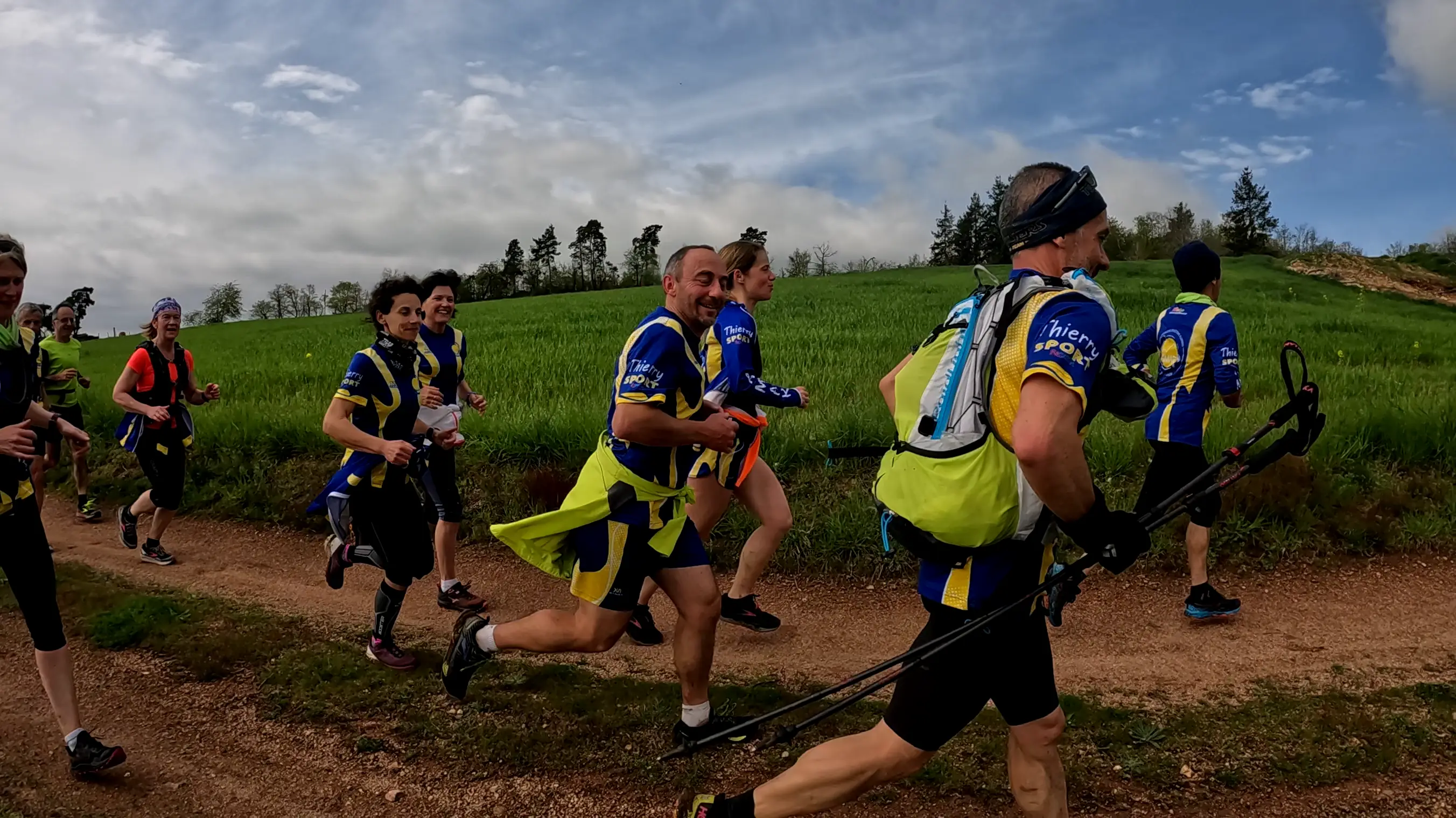 Runneurs de dos dans la campagne